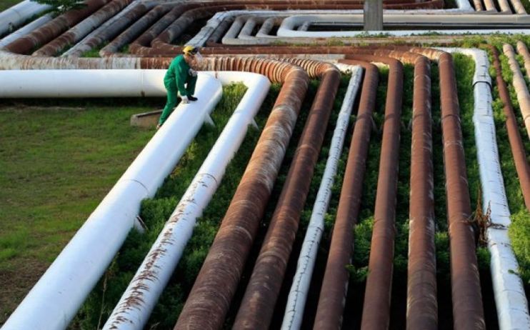 The owner of one of the UK's largest oil refineries has agreed an extension to a loan facility with a Russian oil company, which is under sanctions in the US, company accounts show.