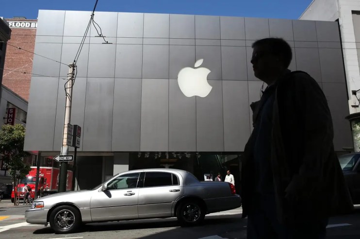 Apple fails to have &pound;785m English class action thrown out of court