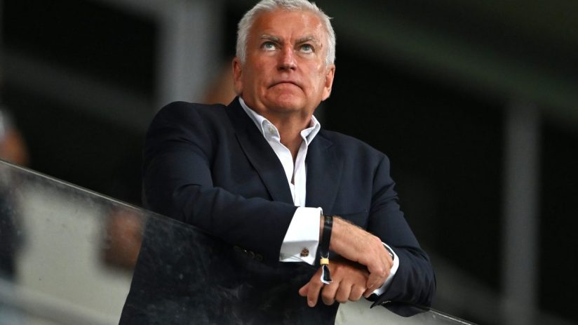 Rugby Football Union chief executive Bill Sweeney will face a vote of no confidence after over 180 clubs and bodies rebelled against the governing body&rsquo;s biggest name.