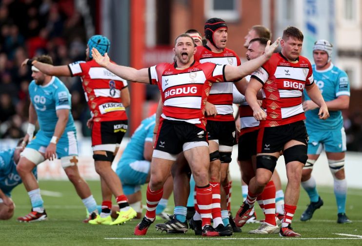 Gloucester Rugby has been forced to remove a Russian flag from the shirt of one of their players after a complaint from a fan.