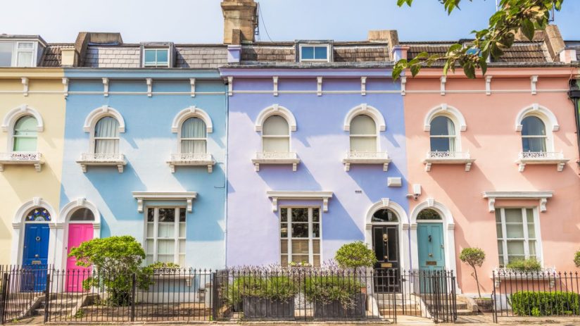 Elegant Victorian house in Notting Hill with colorful facade and lush garden, representing iconic London architecture
